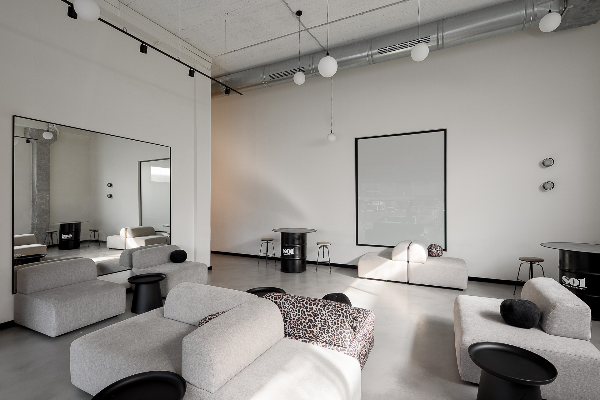 עיצוב תעשייתי לסטודיו עם ריצוף מיקרוטופינג ללא תפרים.